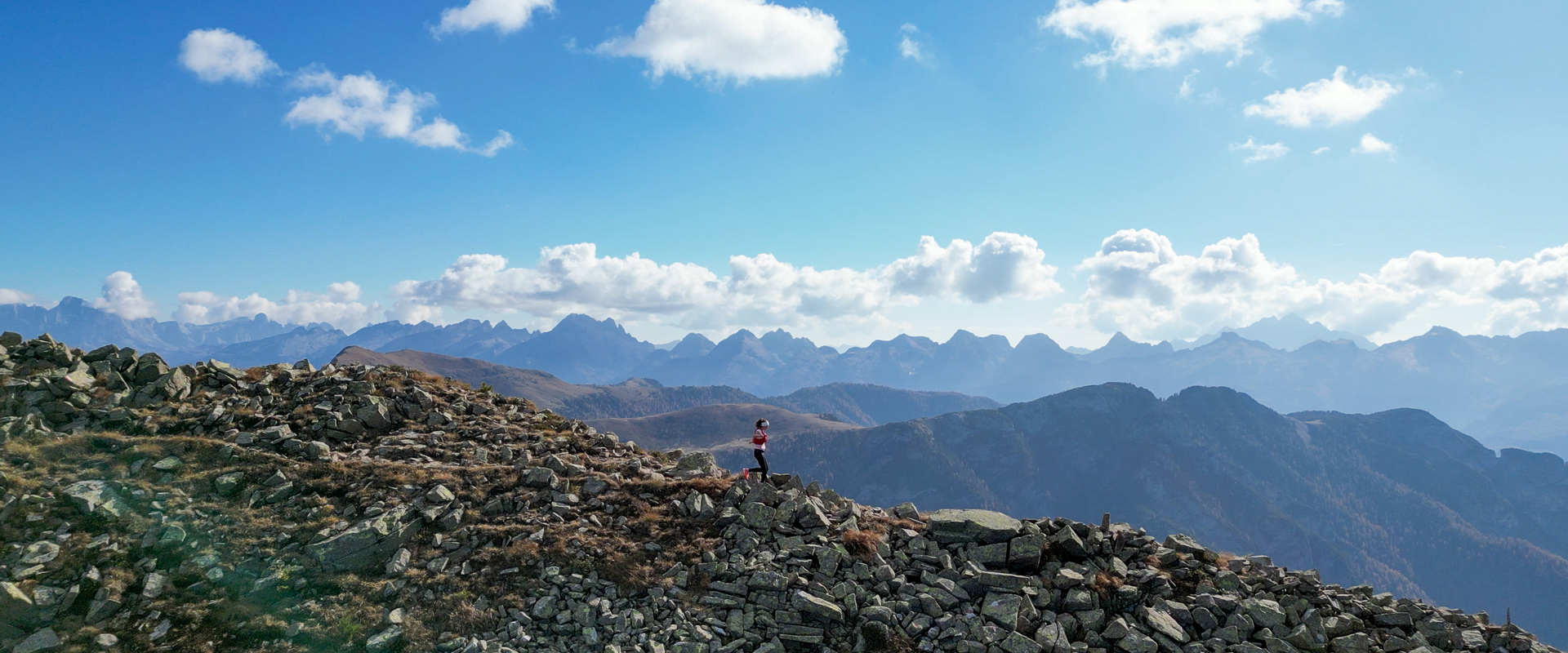 Una ragazza corre lungo un sentiero di montagna