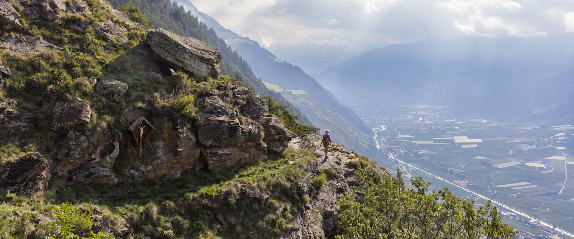 San Martino al Monte Escursionista sull'Alta Via della Val Venosta vicino a San Martino al Monte