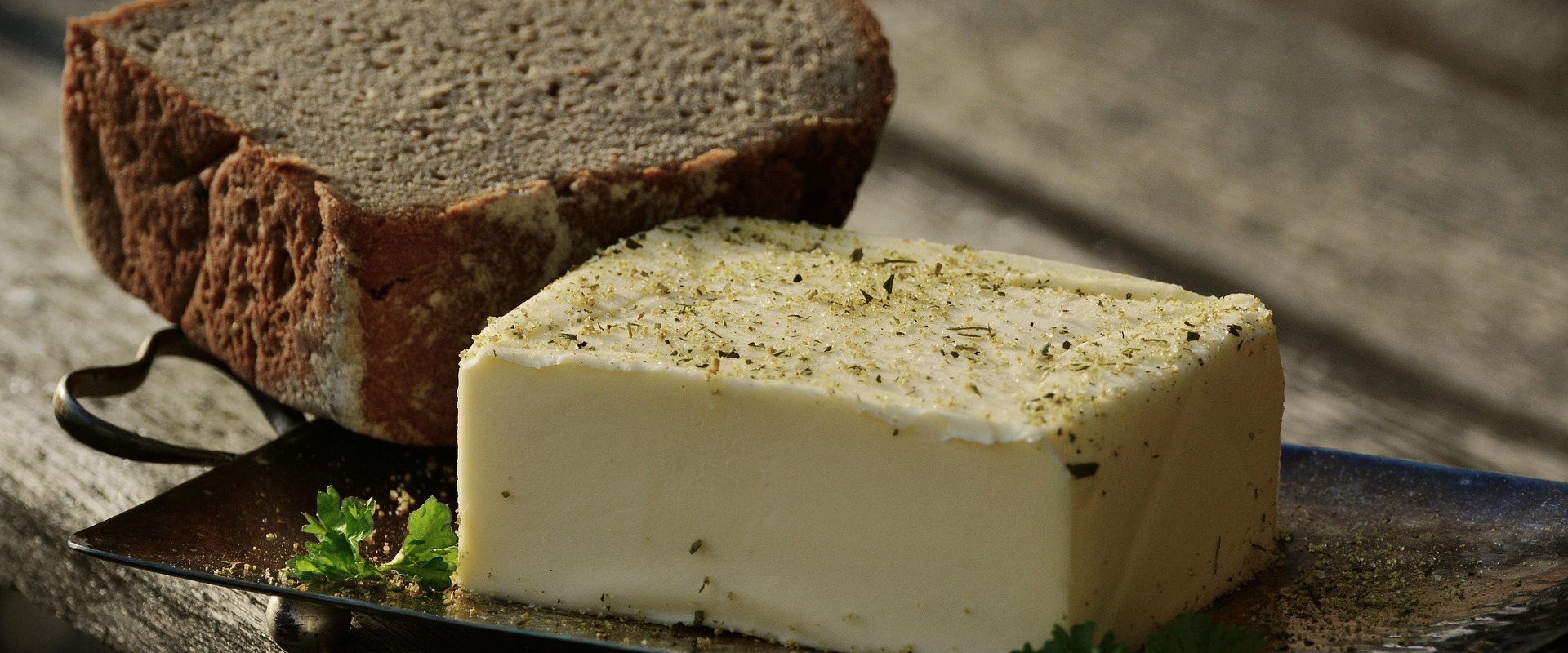 Un panetto di burro aromatizzato con sale alle erbe, da gustare con il pane nero