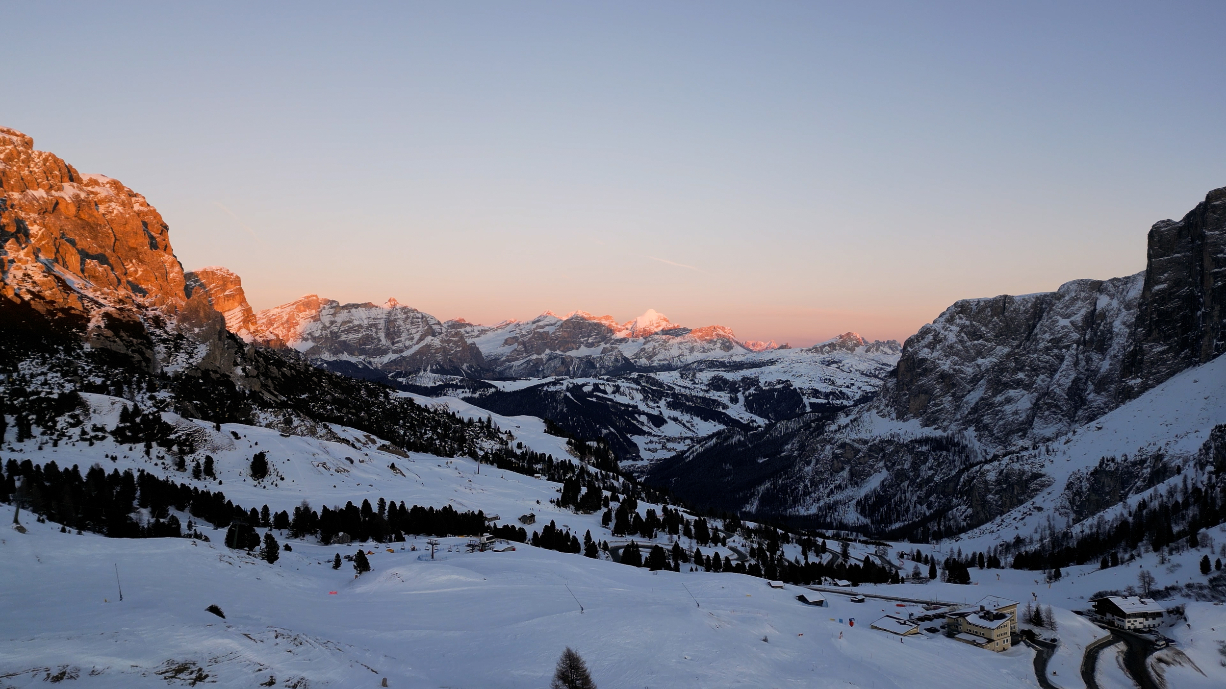 Tramonto sul Passo Gardena con vista su Colfosco in inverno