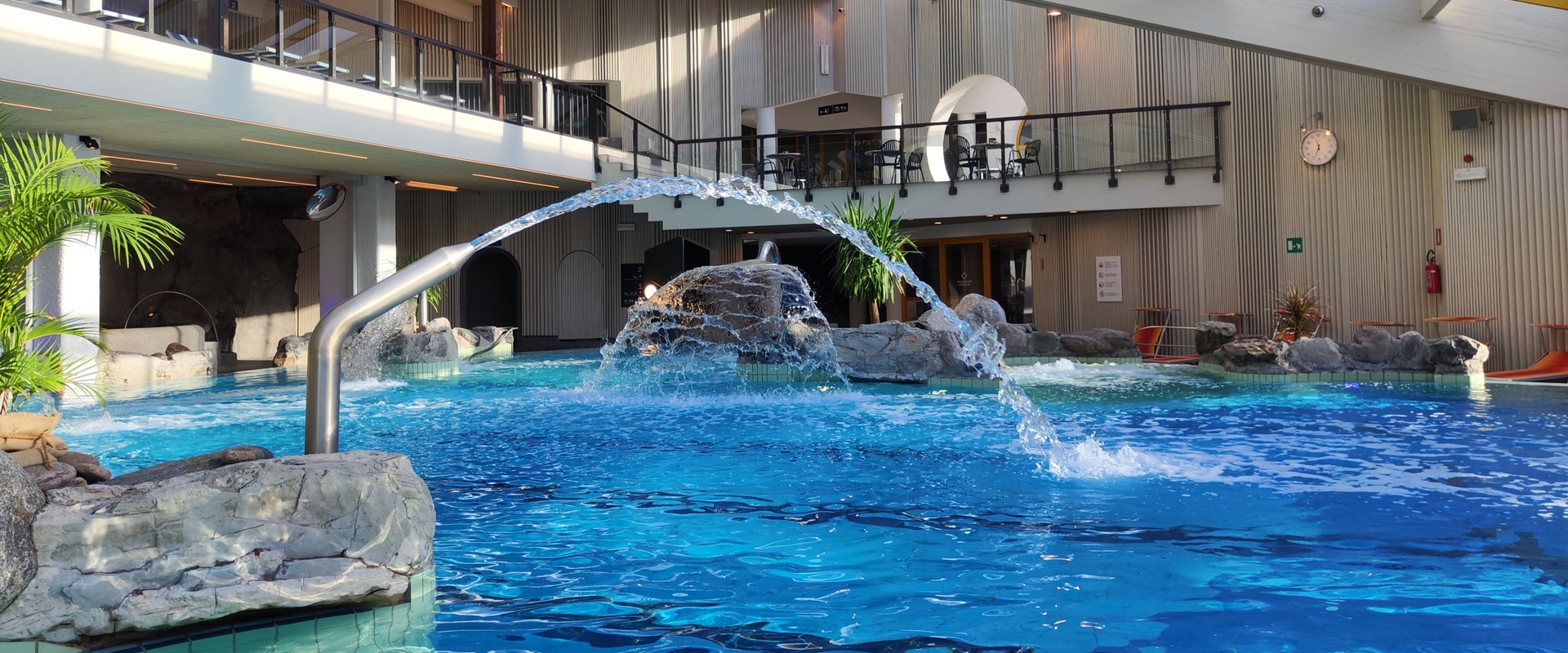 Piscina coperta Acquavventura Naturno Area piscina interna con scivolo, whirlpool, piscina con acqua salata e canale di corrente.