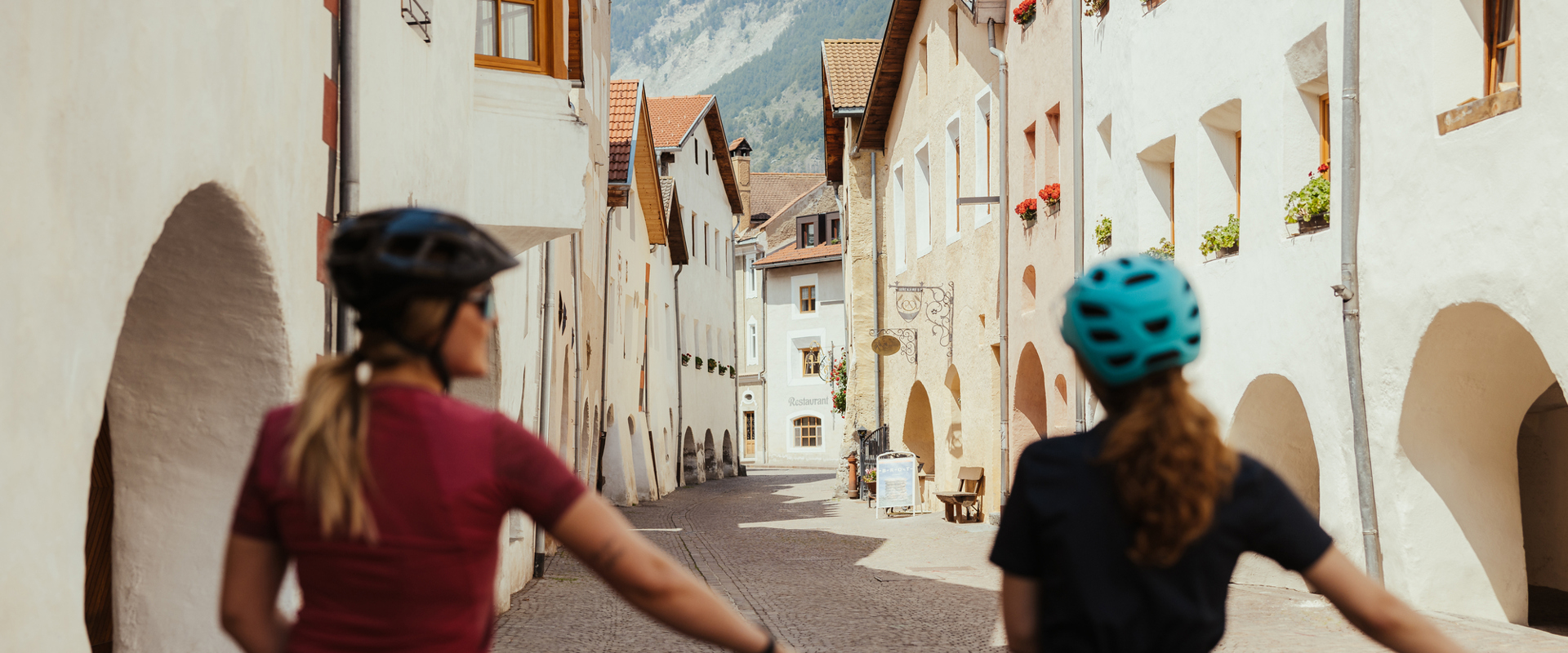 Due ciclisti nel centro storico di Glorenza
