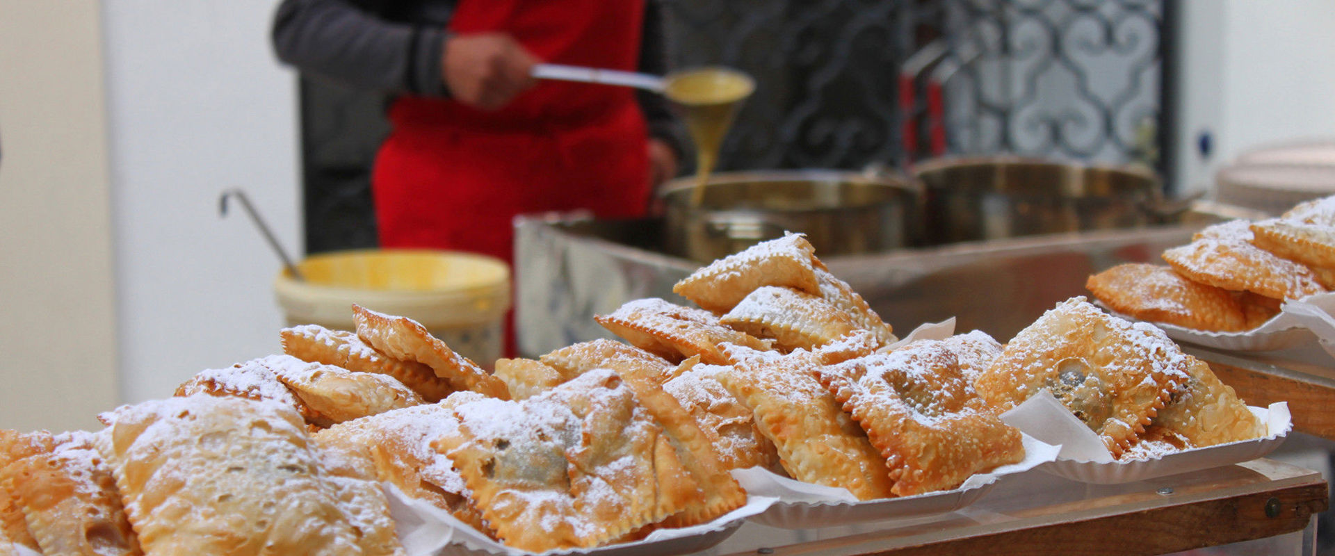 Le ciambelle sono presentate su un tavolo per la vendita.
