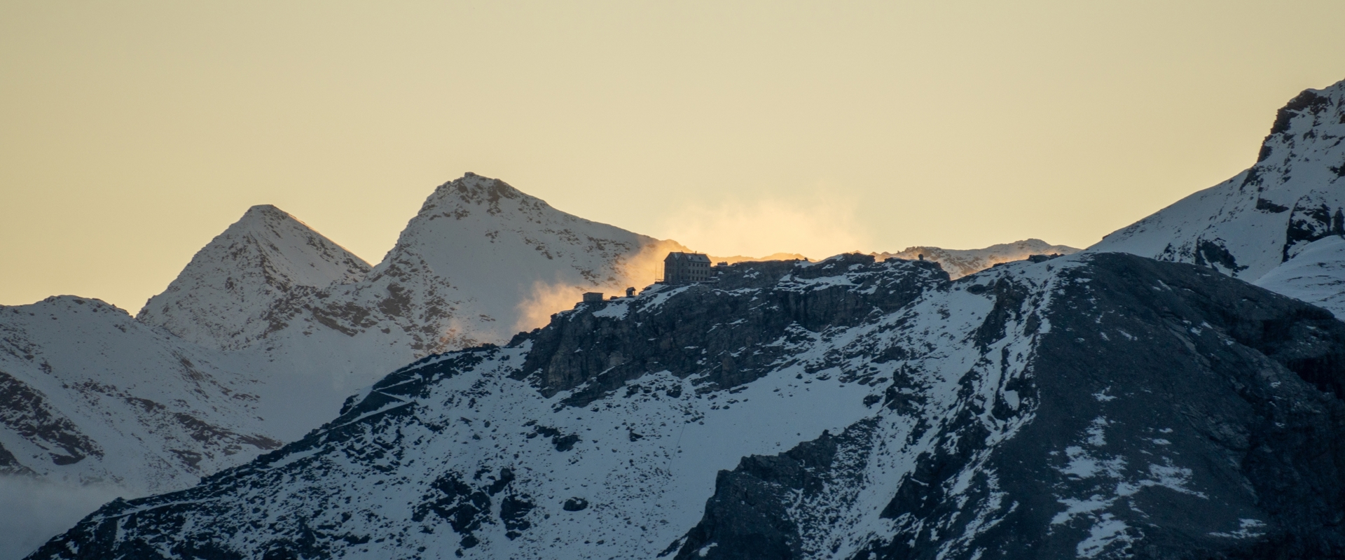 Alba e rifugio in quota