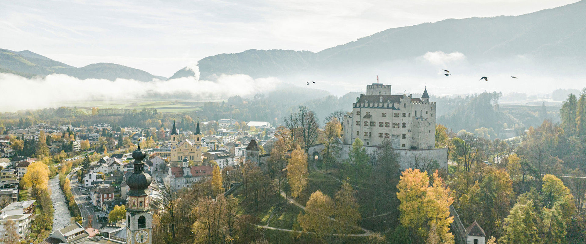 Castello e città di Brunico in atmosfera autunnale.