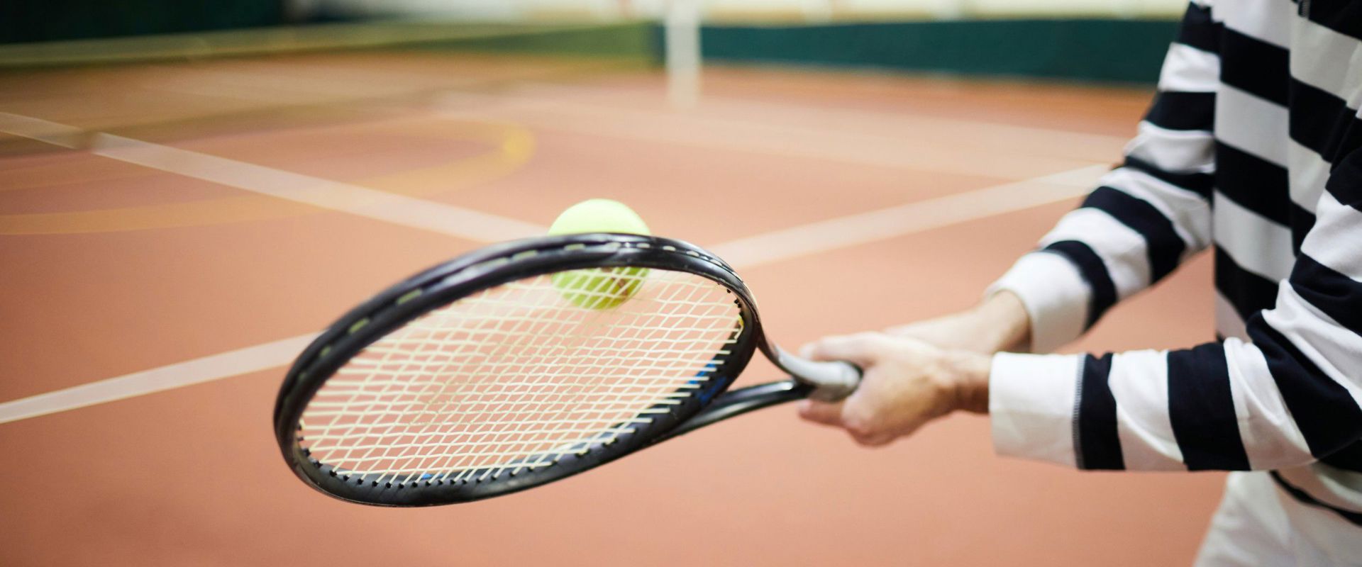 Tennis player on clay court Tennista su campo in terra battuta