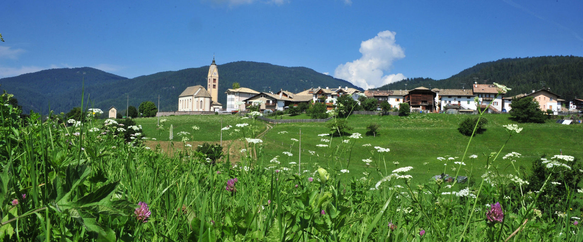 Antervio Il villaggio di Antervio è circondato da prati verdi e da un paesaggio montano da sogno.