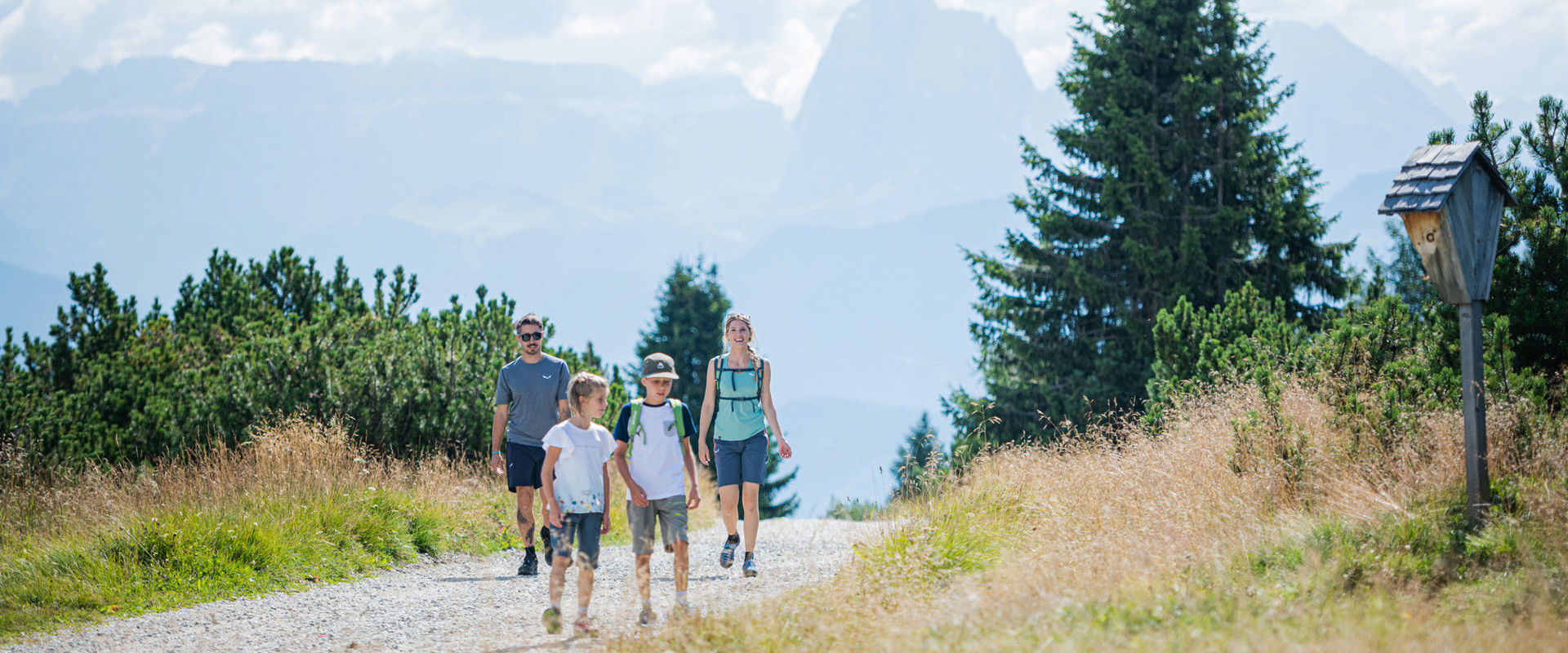 Famiglia passeggiando sull'Alpe di Villandro