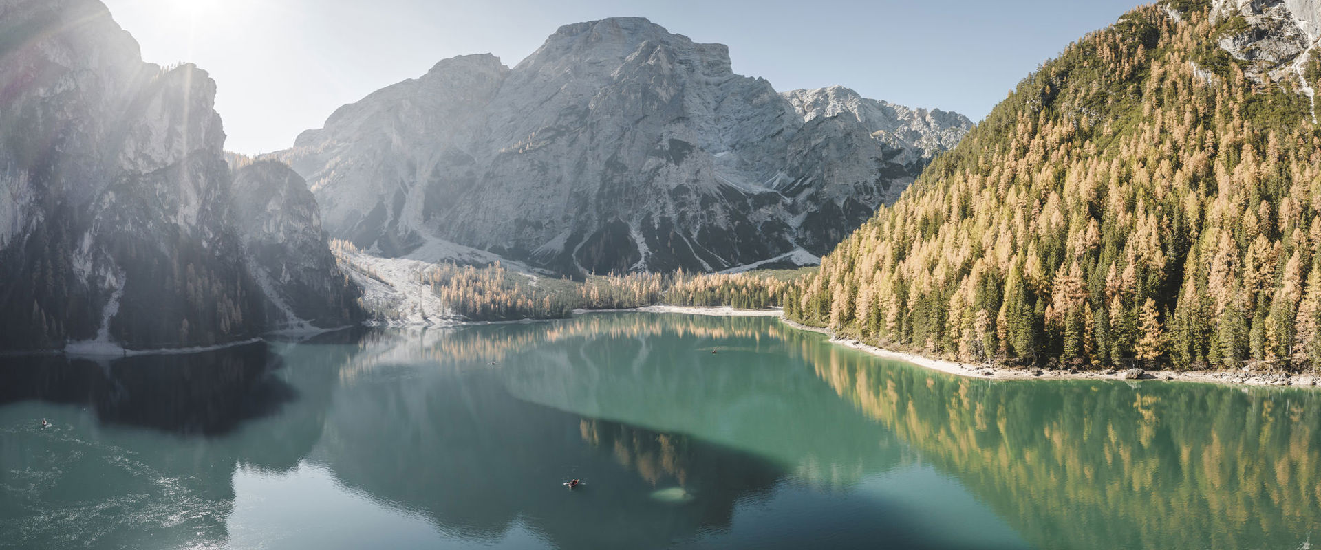 Vista sul lago di Braies e sul paesaggio montano circostante.