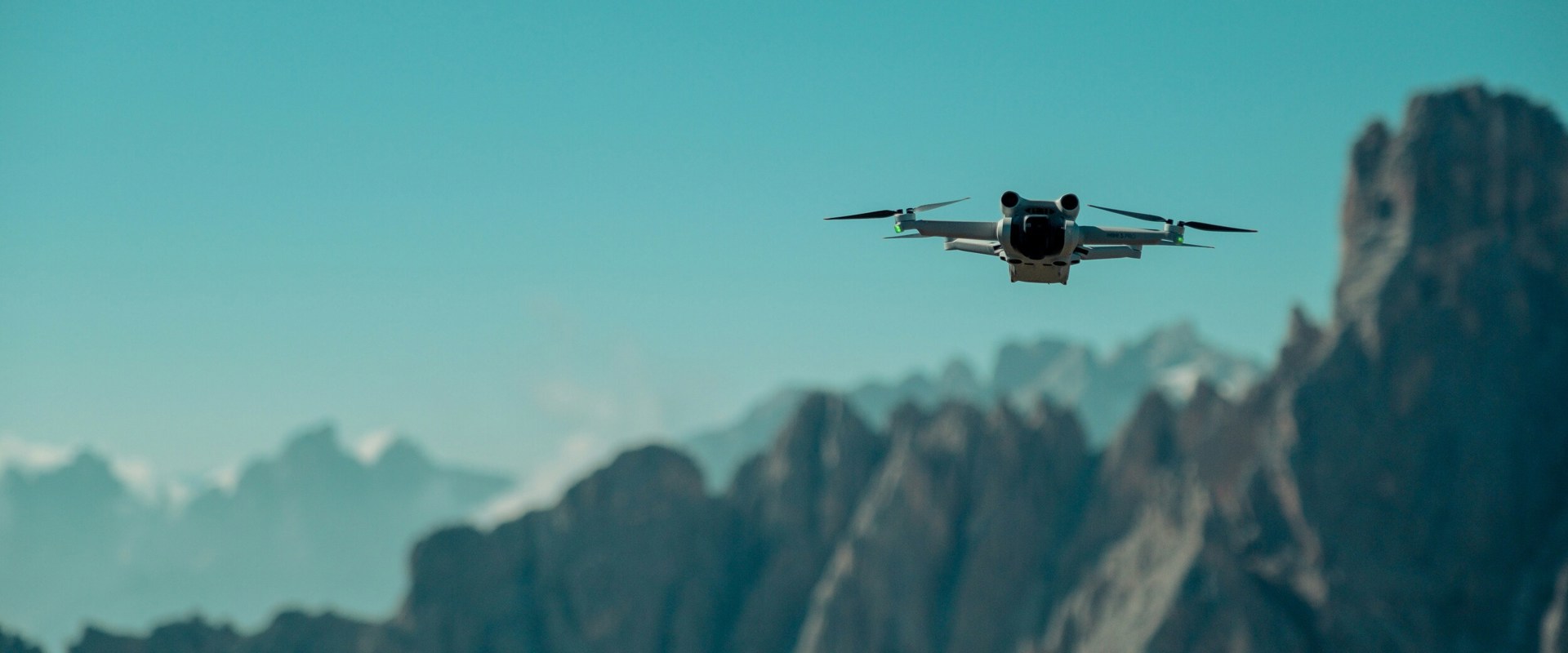 Un drone si libra davanti alle cime delle montagne