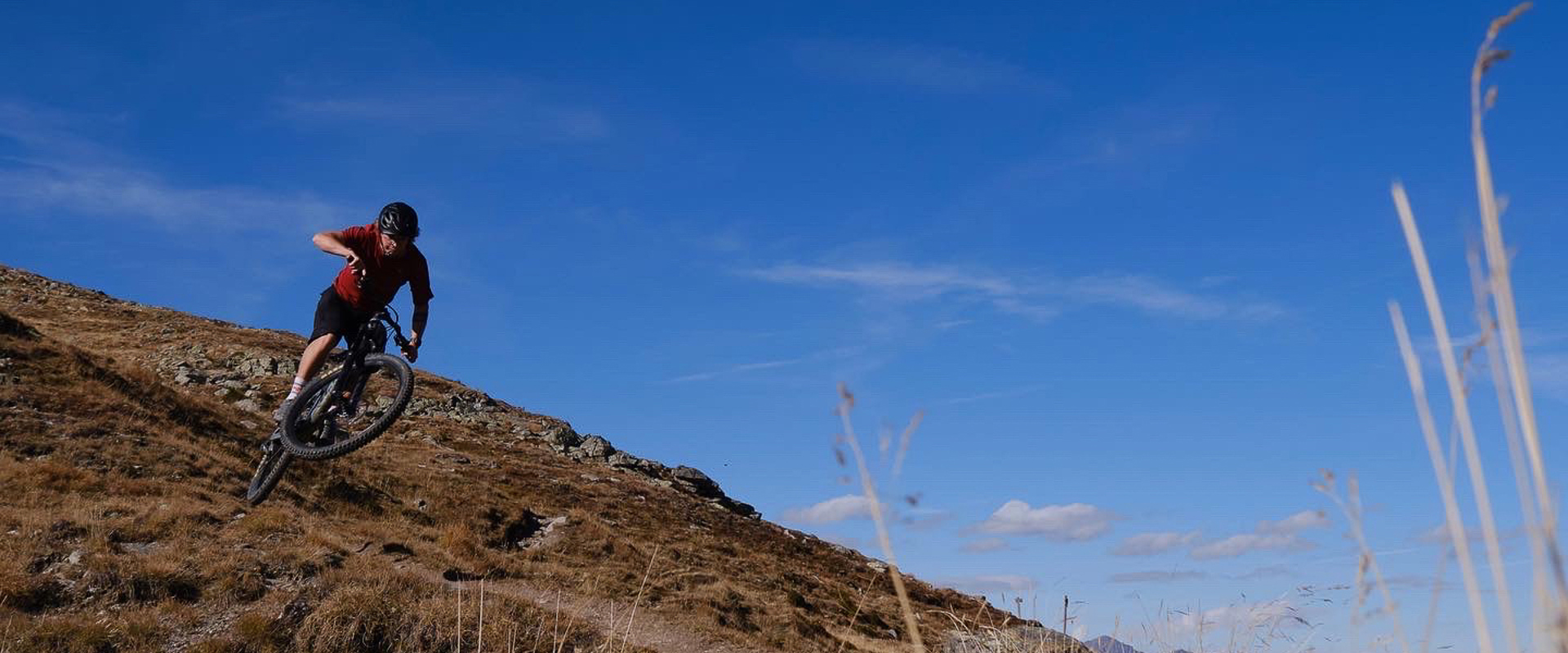 Una mountain bike che scende dal sentiero Stoneman in autunno