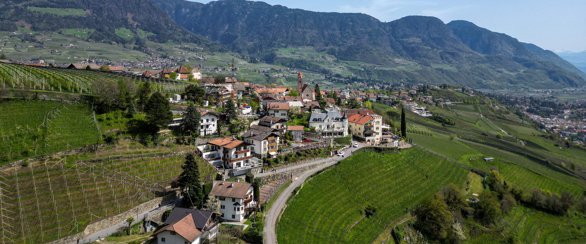 Tirolo Chiesa a Tirolo, vigneti & montagne sullo sfondo