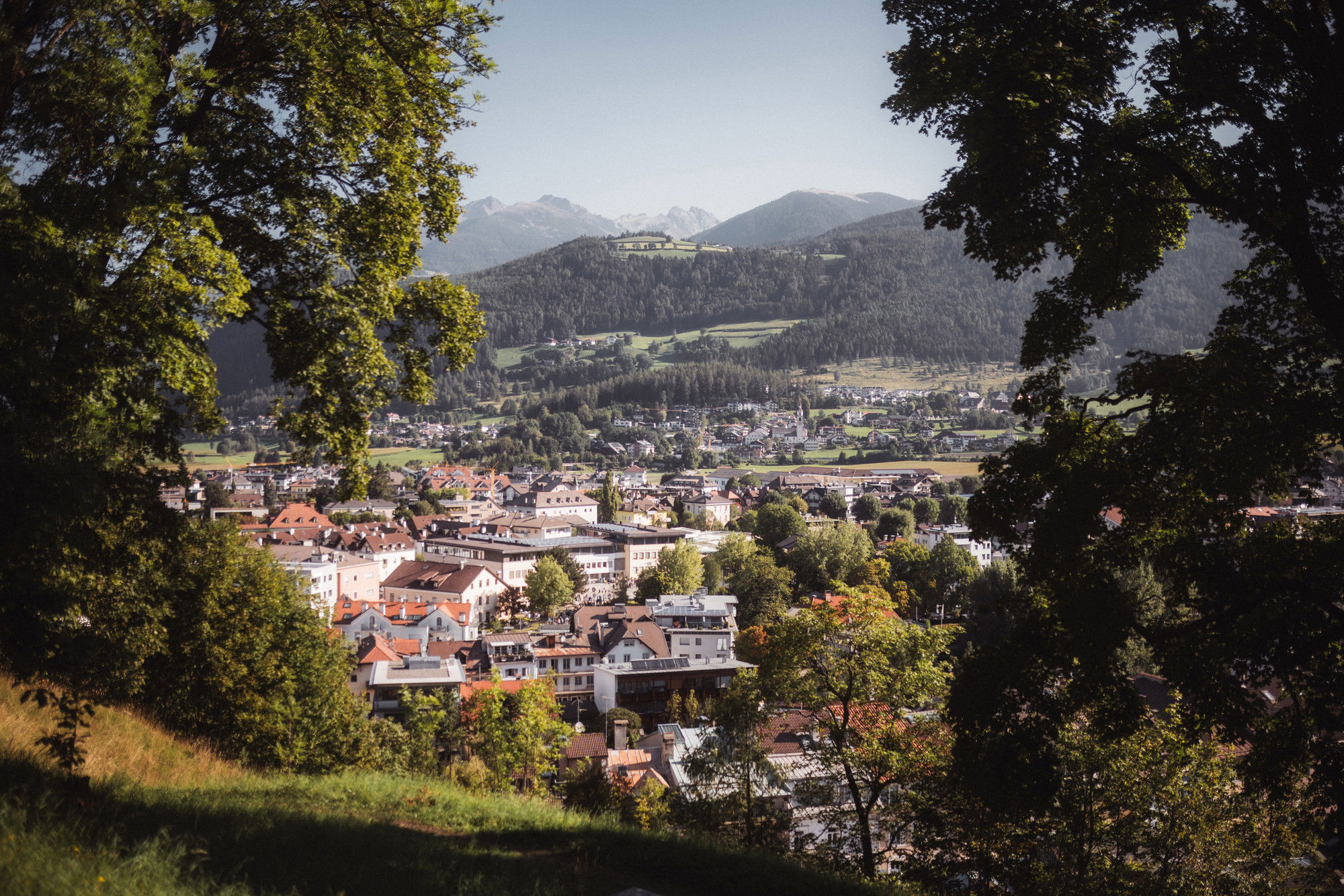 Veduta della città di Brunico con le montagne sullo sfondo