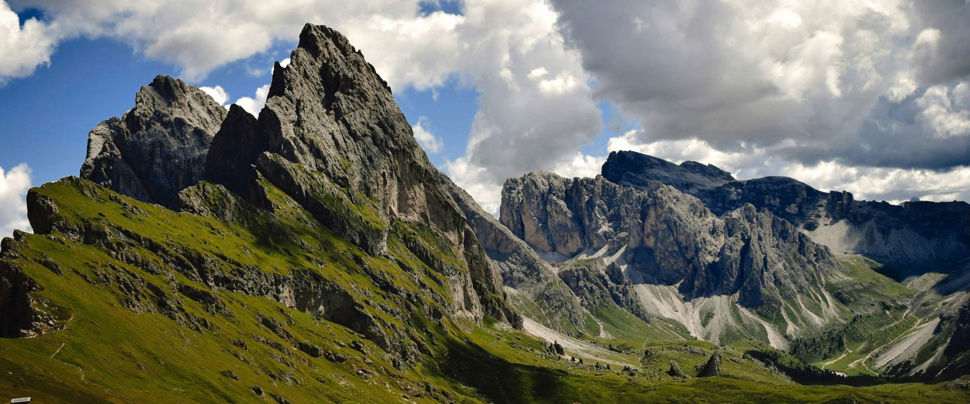 Seceda e altre cime delle Dolomiti con pascolo
