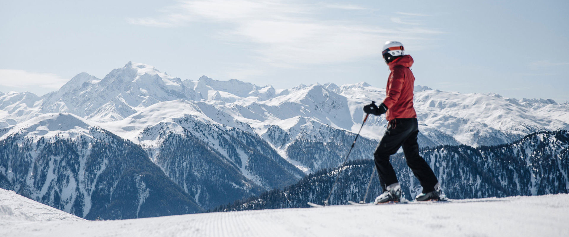 Comprensorio sciistico Watles Sciatori in cima alla montagna innevata.