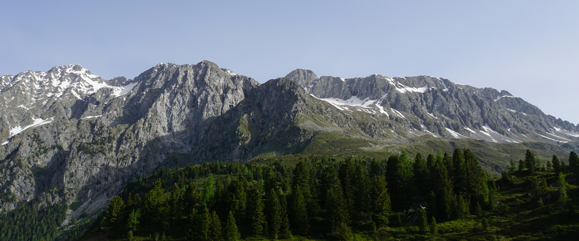 Passo Stalle Cime presso il Passo Stalle, in parte ancora innevate