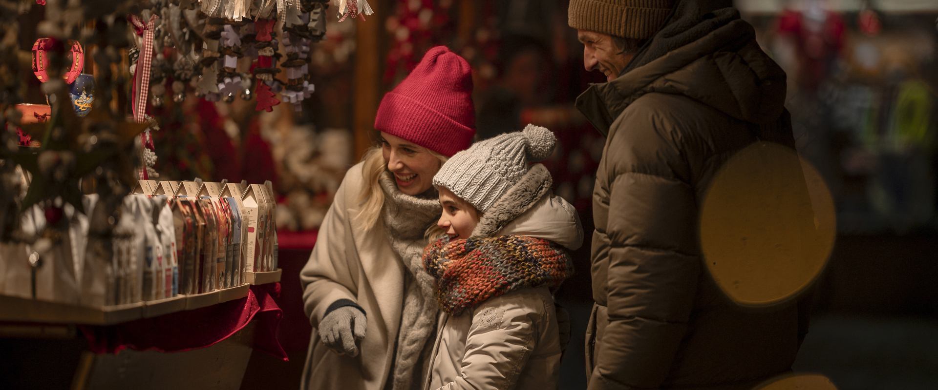 Mercato Natalizio Bancarella natalizia con famiglia