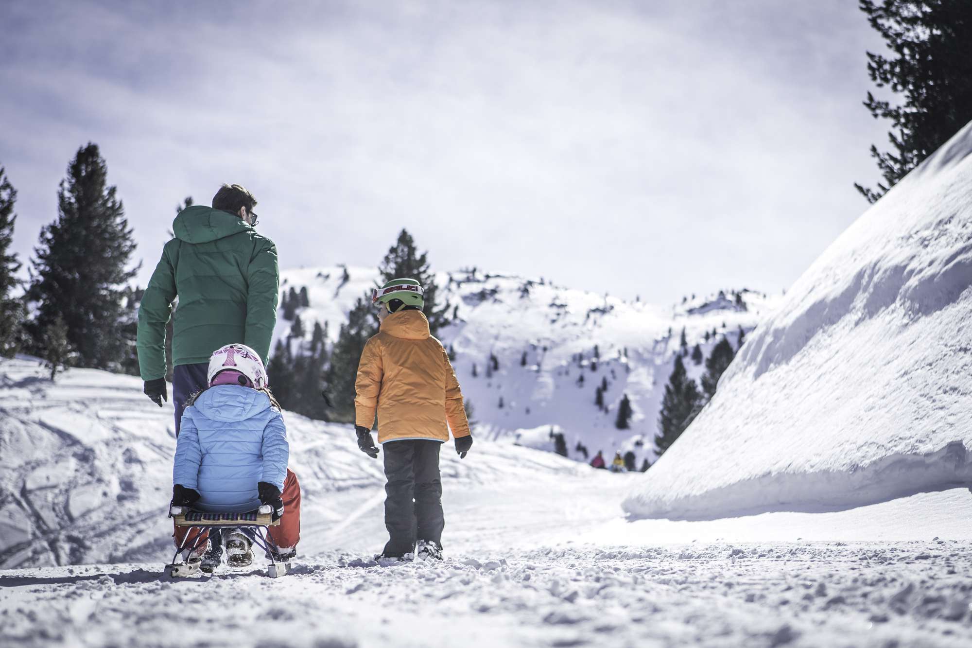 Una famiglia sulla pista da slittino dello Speikboden.