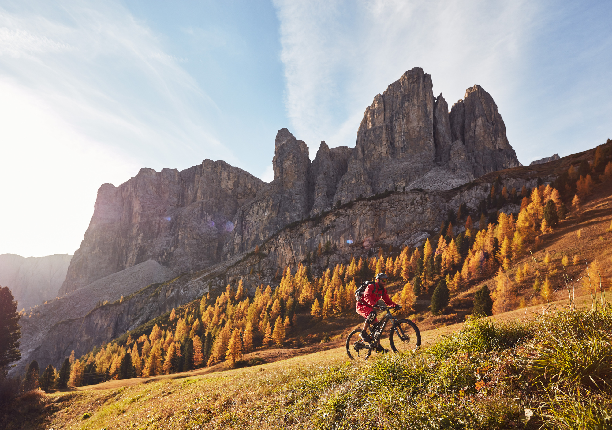 Mountain biker in un paesaggio montano autunnale nelle Dolomiti