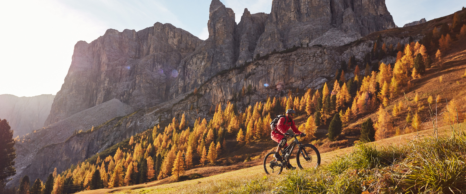 MTB a Passo Gardena Mountain biker in un paesaggio montano autunnale nelle Dolomiti