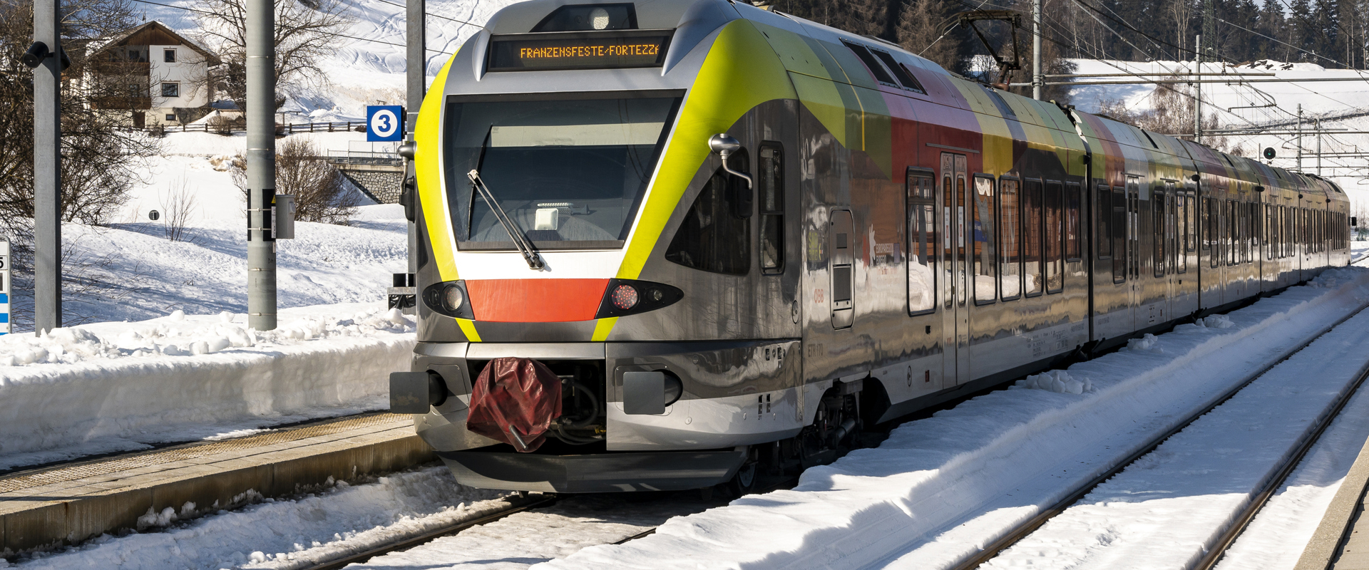 Modifiche viabilità ferroviaria Alto Adige Un treno colorato fermo su un binario ferroviario coperto di neve