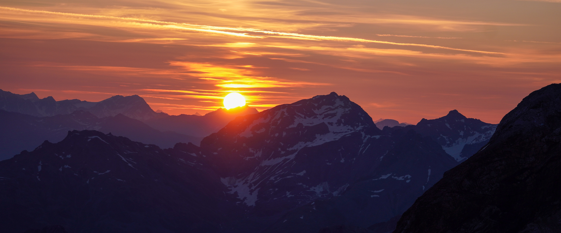 In vetta al sorgere del sole Vette durante l'alba.