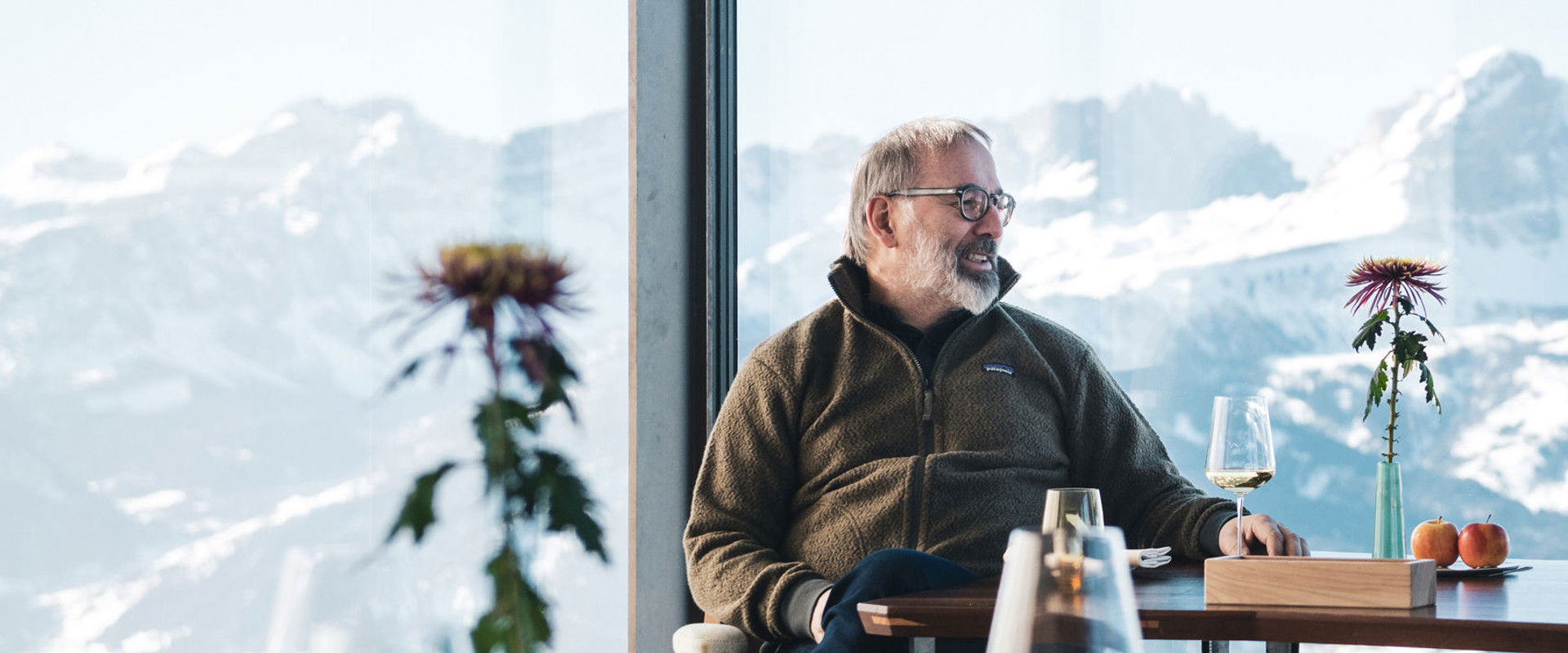 Lo chef di fama Norbert Niederkofler siede a un tavolo del ristorante Alpinn.