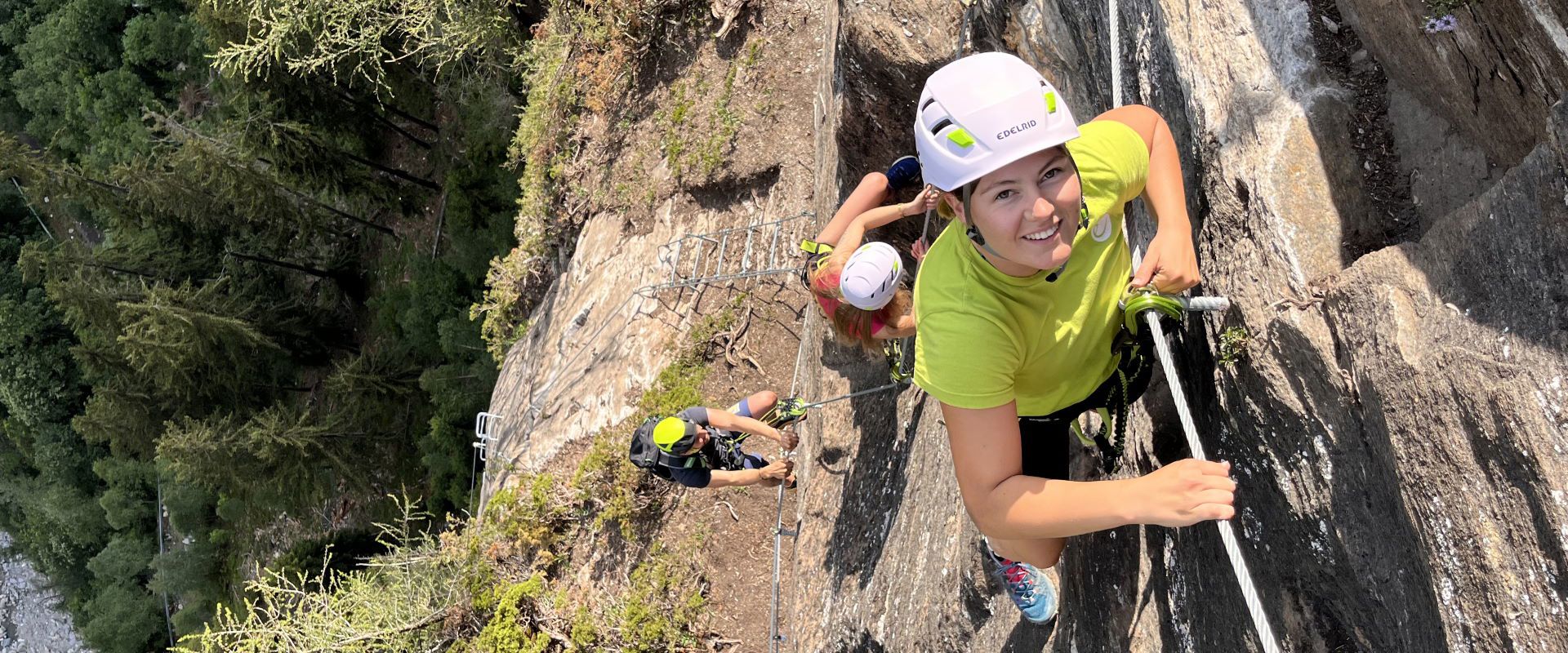 Un gruppo scala la parete verticale della via ferrata Ölberg in Val di Vizze.