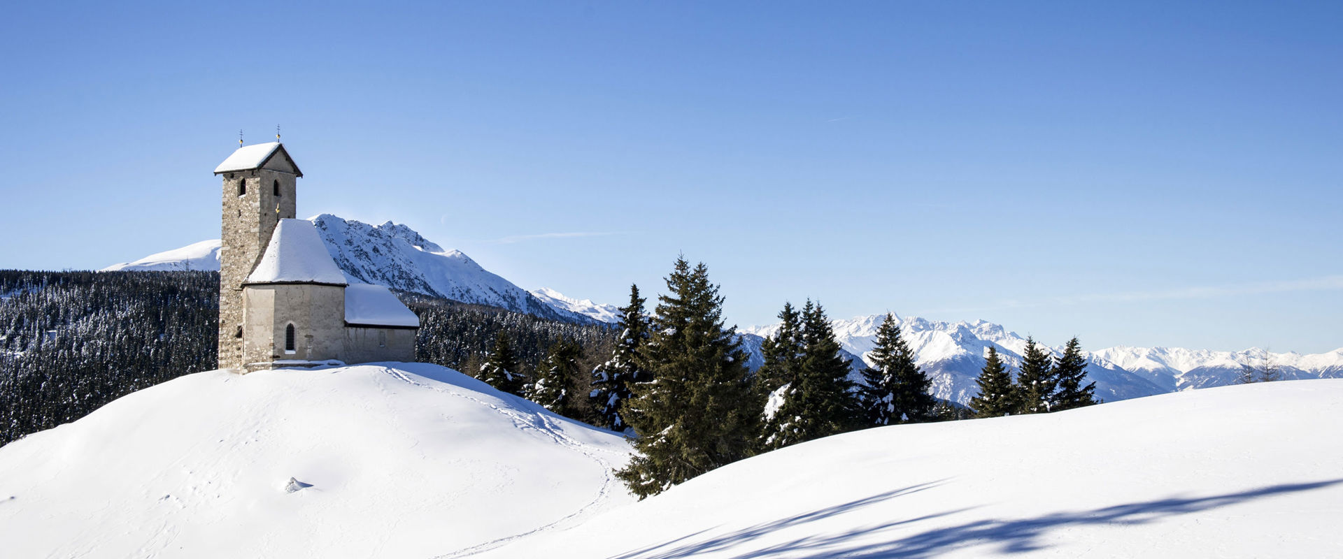 Monte San Vigilio Chiesa di San Vigilio a Lana in un incantevole paesaggio innevato