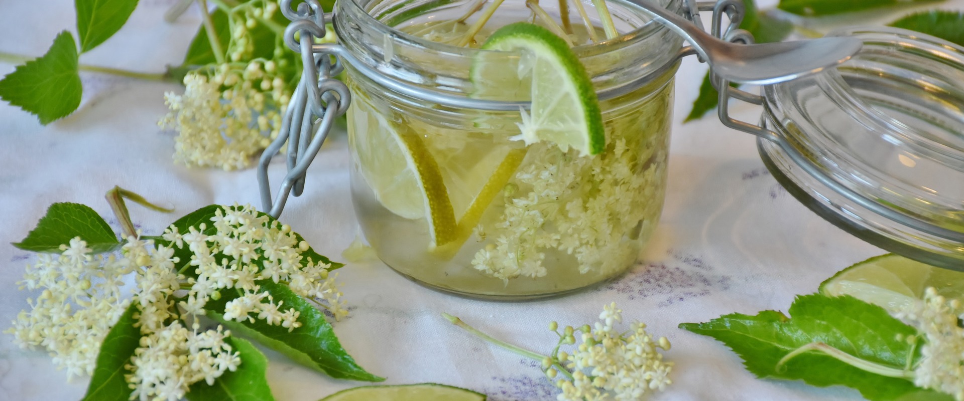 Lo scirippo di sambuco diluito in acqua è una bevanda buona e rinfrescante