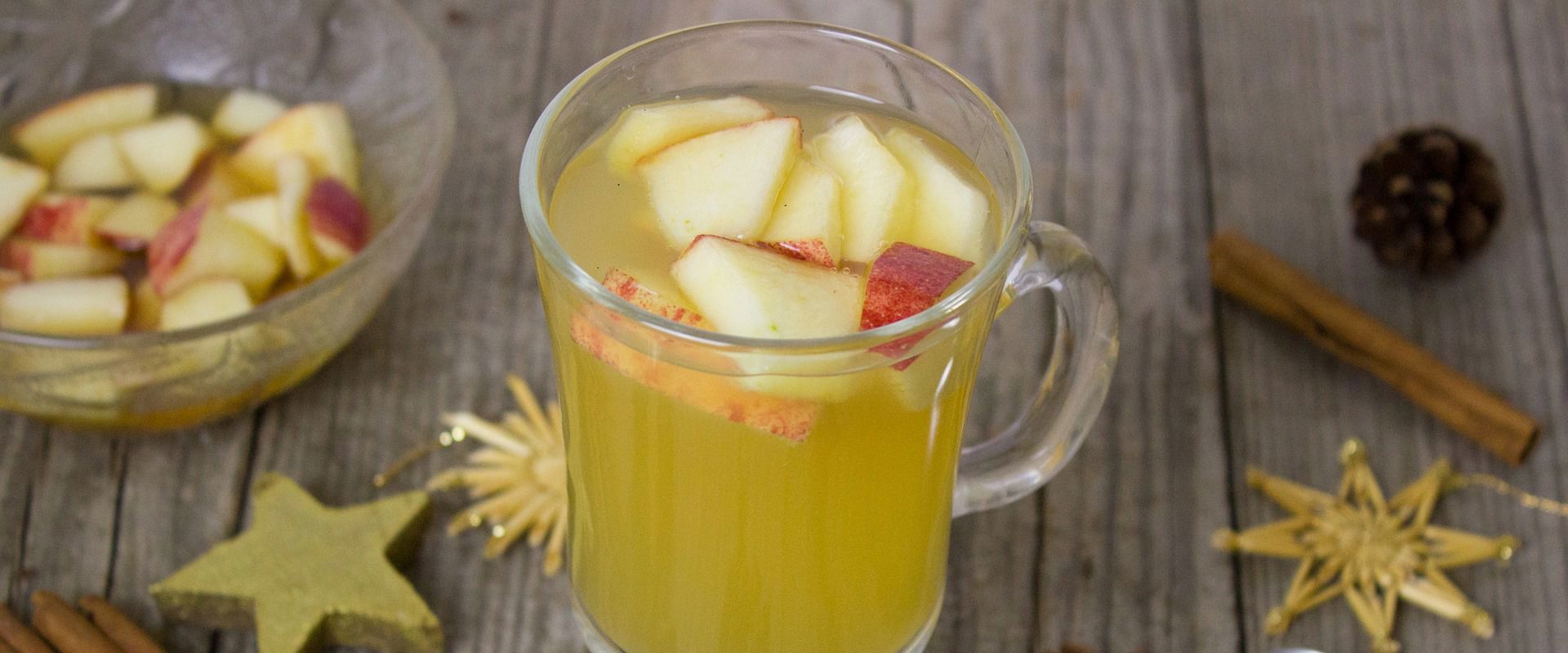 Punch alla mela Tazza con punch alla mela ed elementi decorativi.