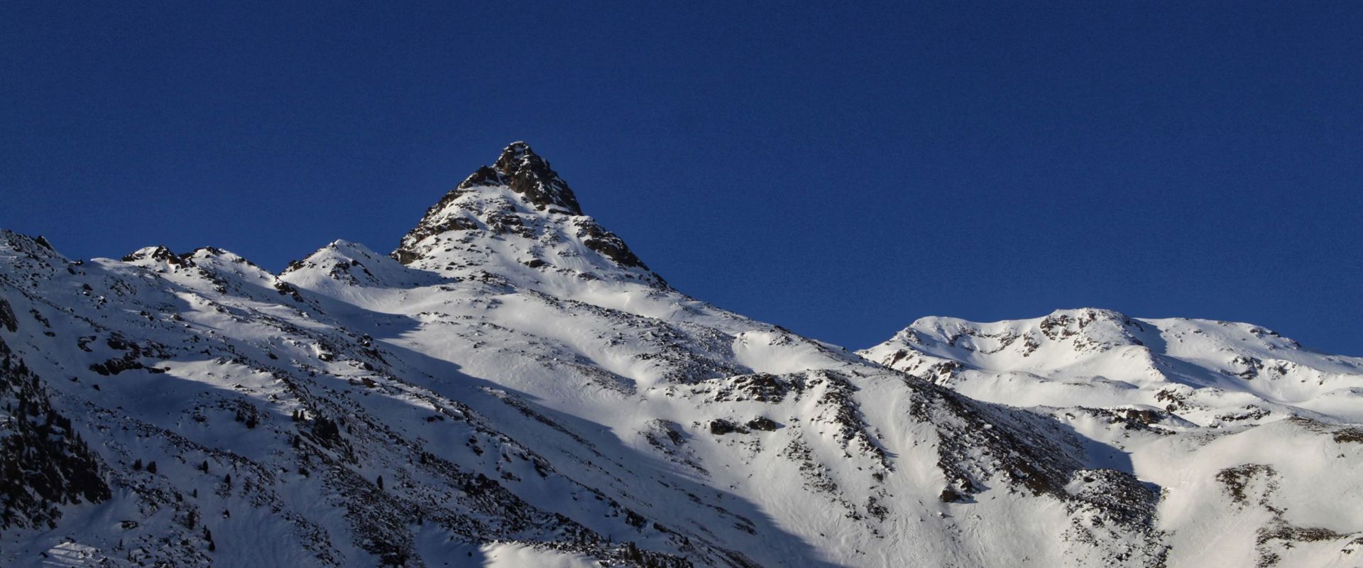 Parco Naturale Gruppo di Tessa in inverno Cime montuose innevate.