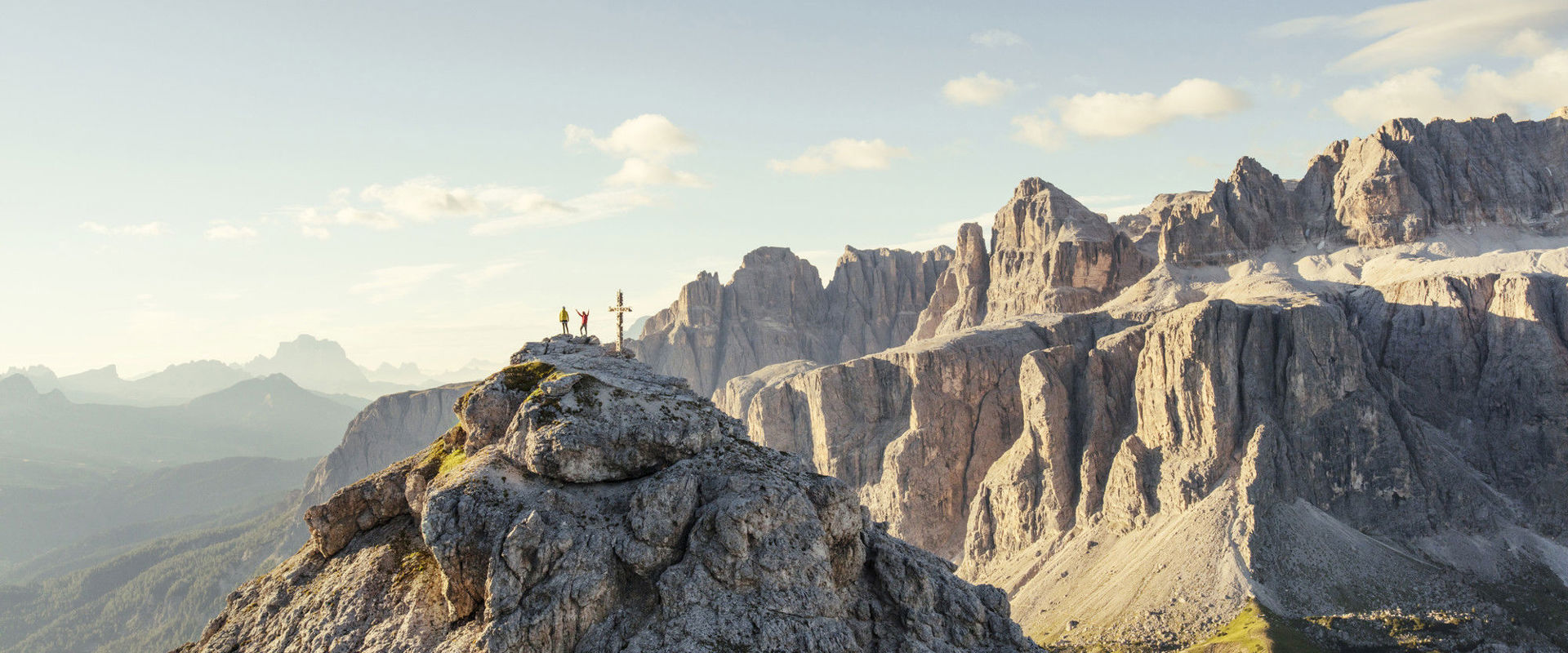Escursionisti in vetta al Grande Cir, von il massaccio del Sella sullo sfondo