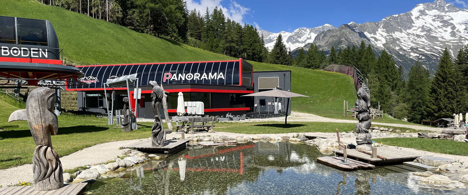 Klausiland Stazione della funivia con laghetto e figure in legno