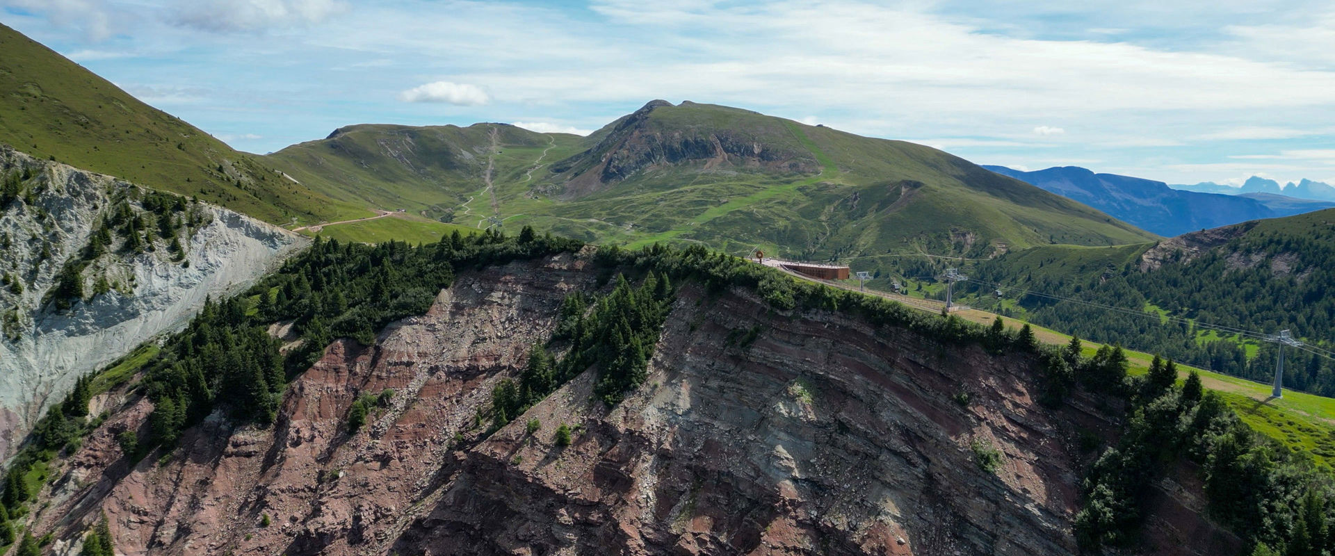 La funivia di Naifjoch si inserisce quasi perfettamente nella natura circostante.