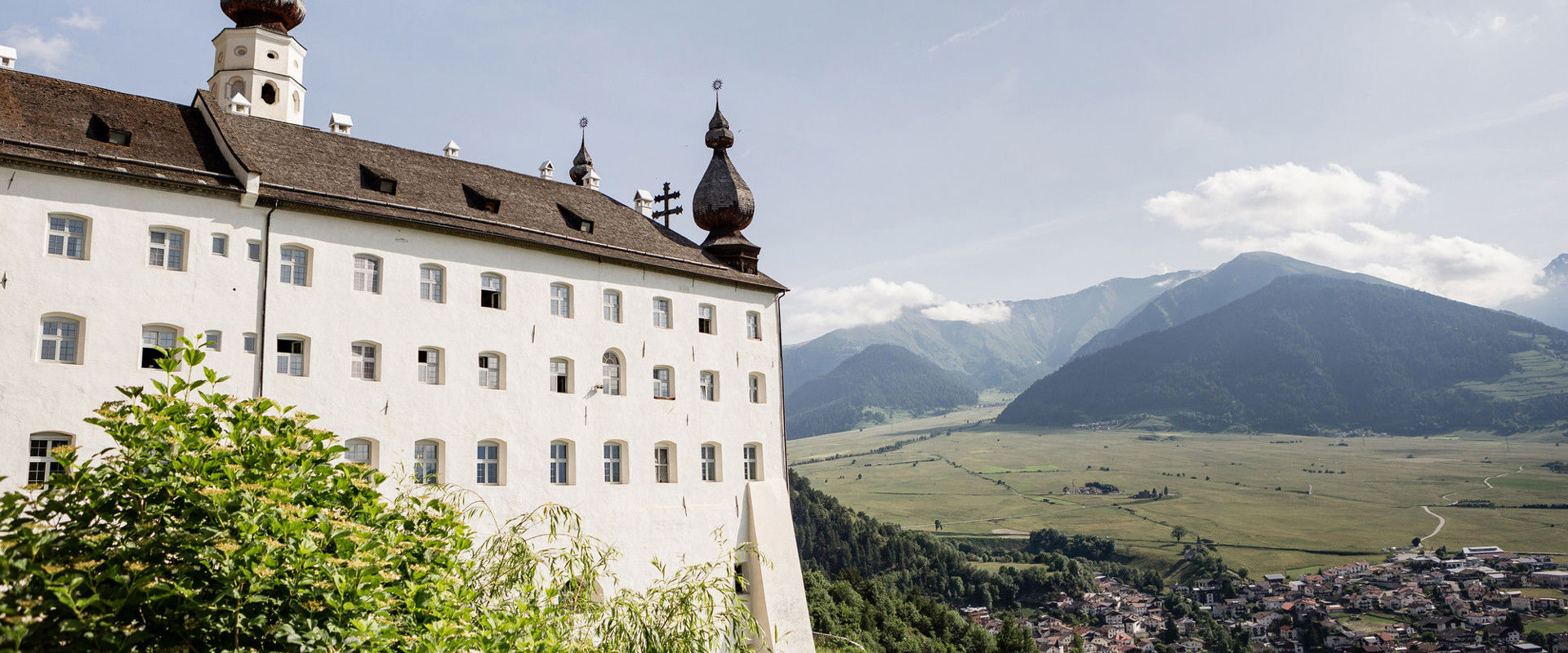 L’Abbazia di Monte Maria Il monastero é situato su una collina mentre il paese é di sotto.