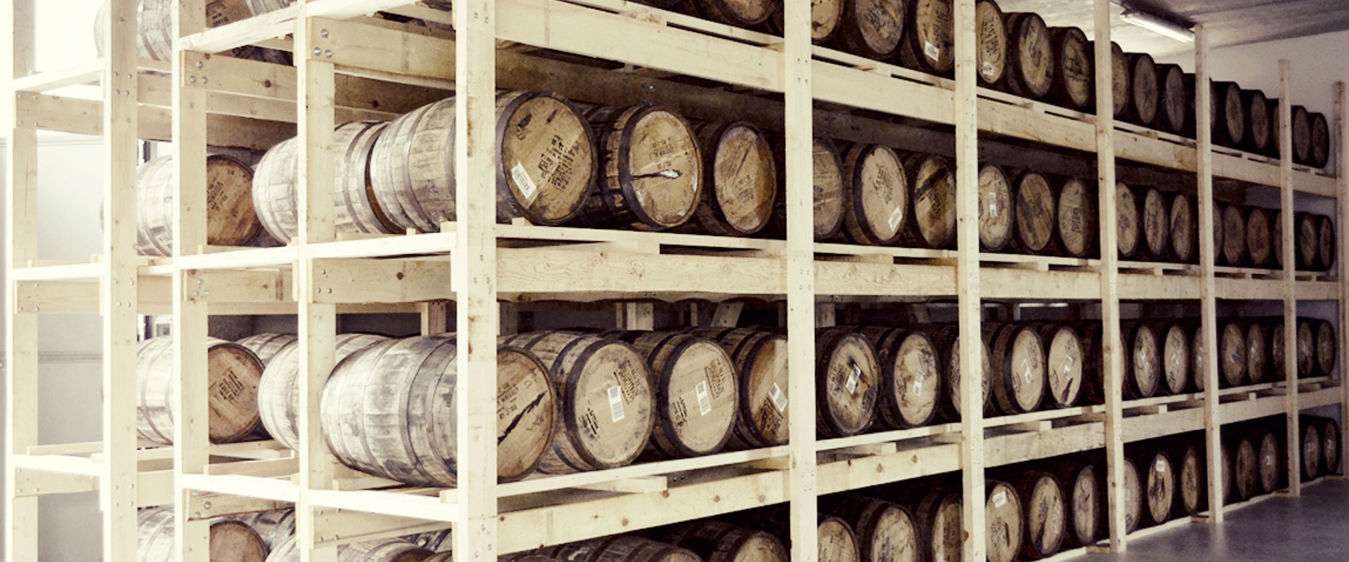 Le botti in cui viene lasciato invecchiare il whisky della distilleria PUNI in Alto Adige