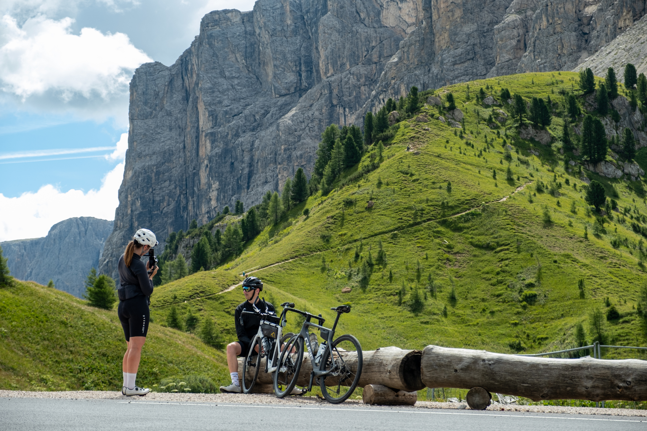 Ciclisti su strada durante una sosta anche sulla strada del passo nelle Dolomiti