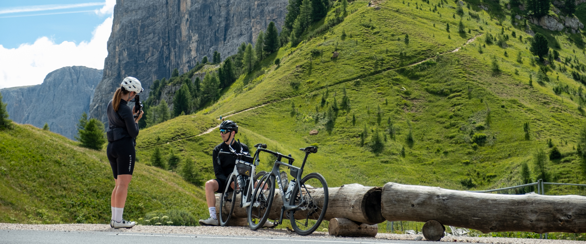 Bici da corsa nelle Dolomiti Ciclisti su strada durante una sosta anche sulla strada del passo nelle Dolomiti