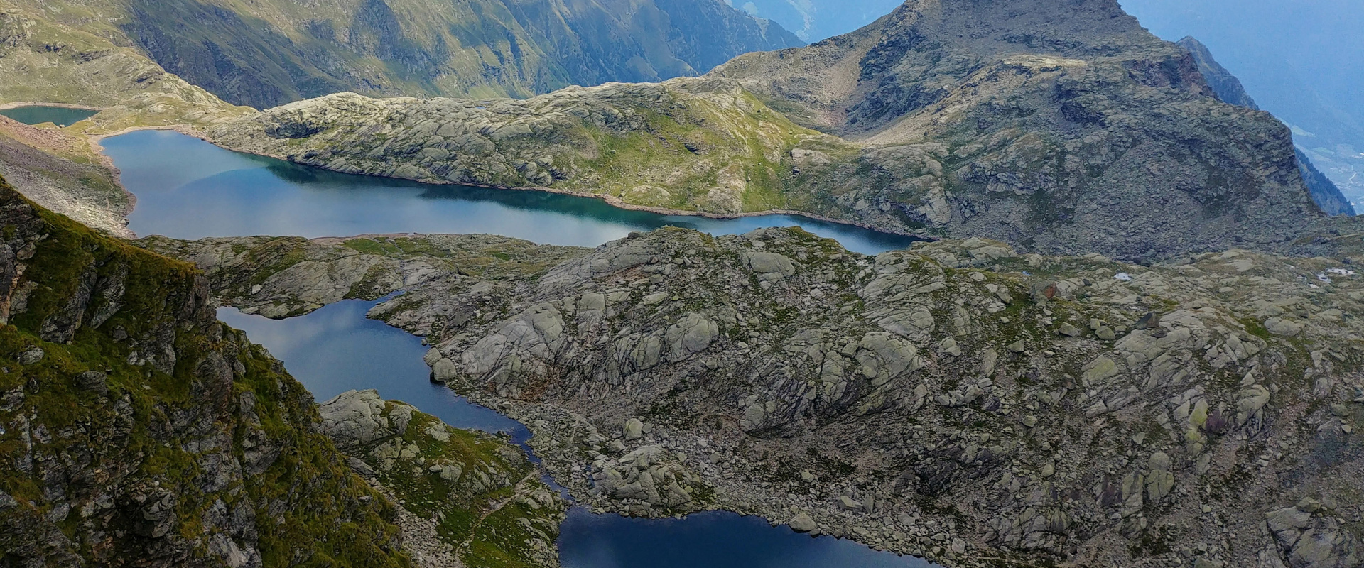 Laghi di Sopranes Plateau dei Laghi di Sopranes in mezzo a montagne rocciose.