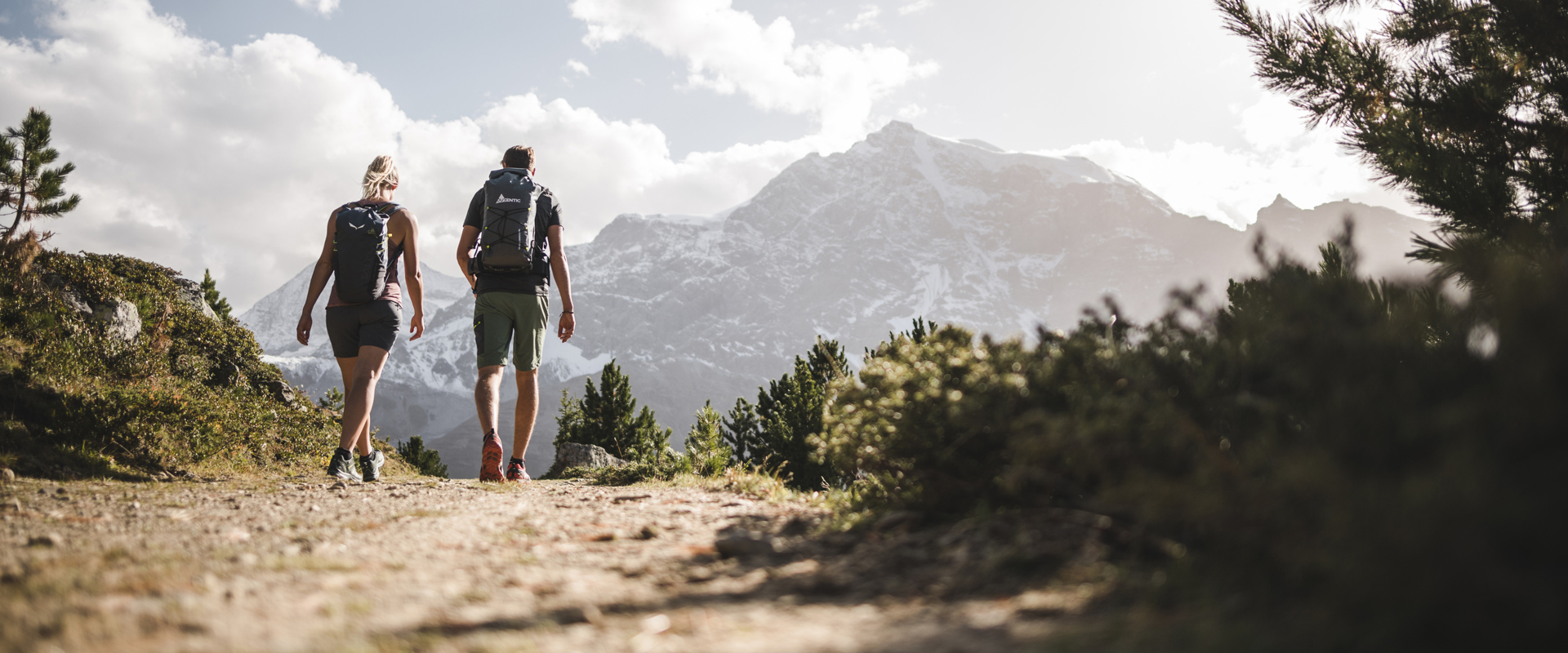 Sport di montagna in estate Due ragazzi in escursione in alta quota tra le montagne dell'Alto Adige in estate