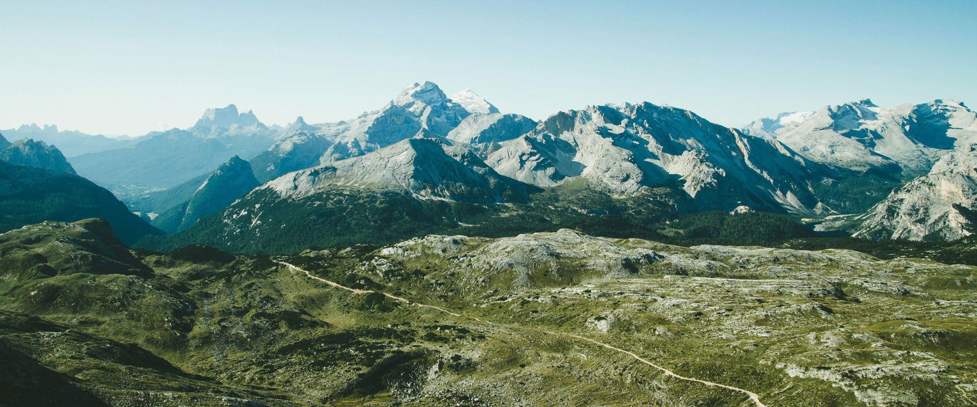 Vista dal Rifugio Biella sulla Malga Sennes e sulle Dolomiti Bellunesi