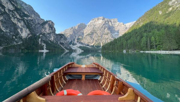 In barca sul lago di montagna con vista sulle Dolomiti