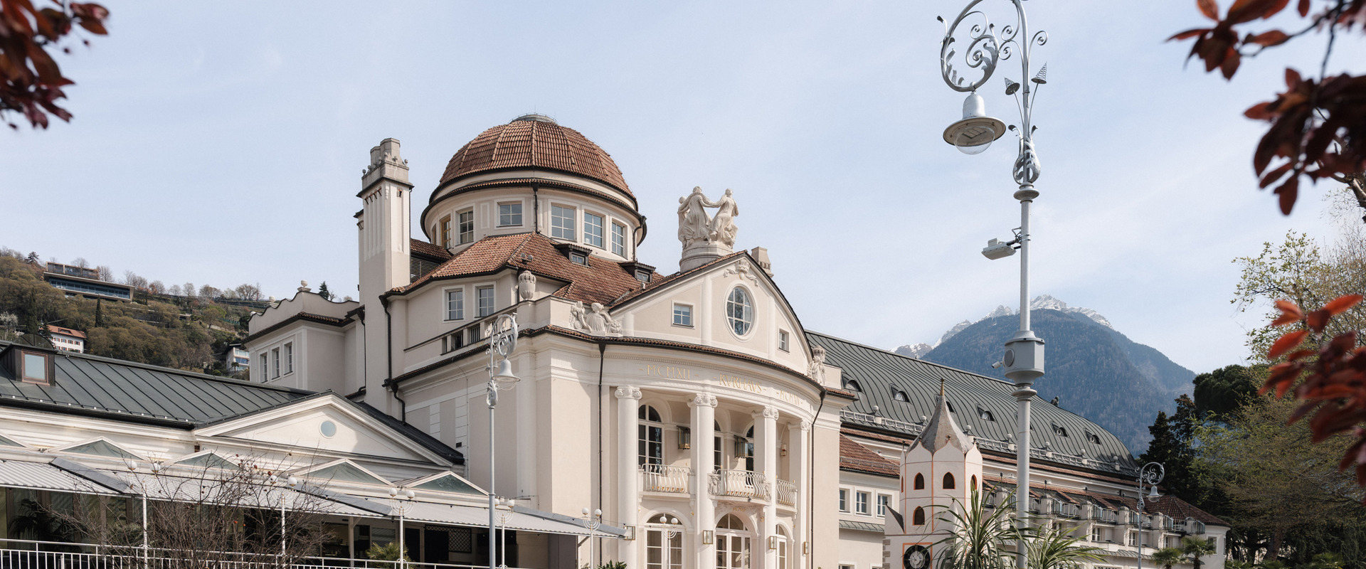 Elegante architettura del Kurhaus e Teatro Puccini di Merano.
