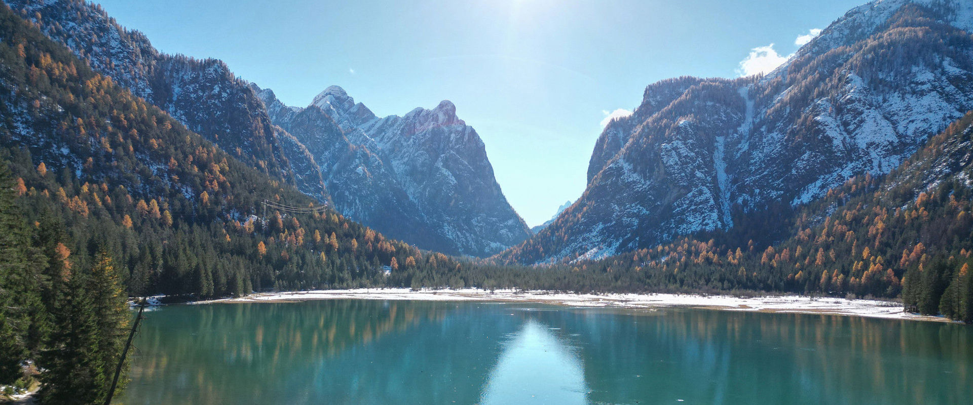 Lago di Dobbiaco in inverno Vista sul lago di Dobbiaco innevato e sulle montagne circostanti.