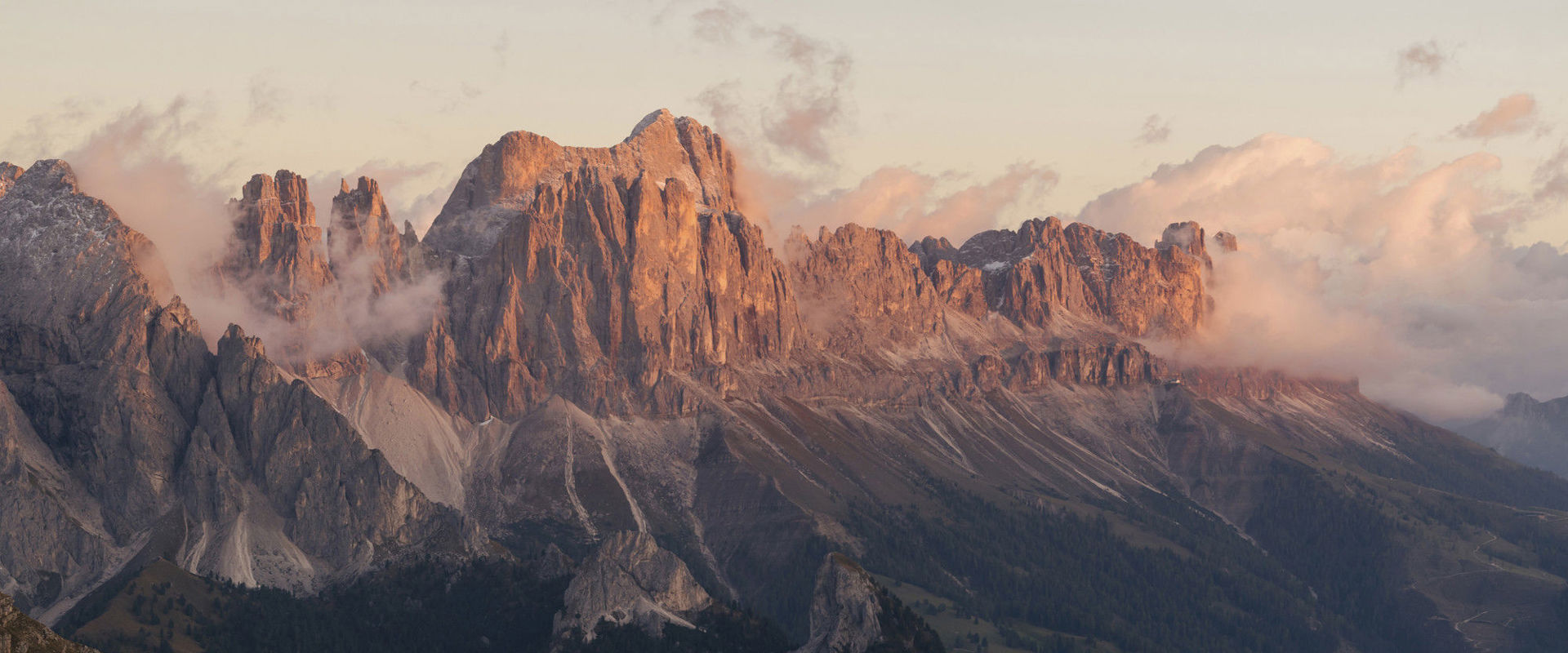 Escursioni Alpe di Siusi estate Il fenomeno dell'Enrosadira sull'Alpe di Siusi con le montagne che si tingono di rosso.
