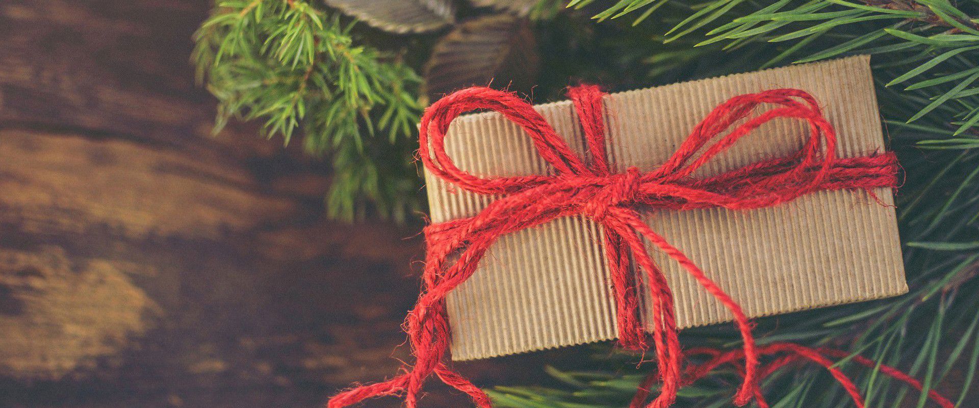 Regalo di Natale Pacchetto regalo con rami di pino