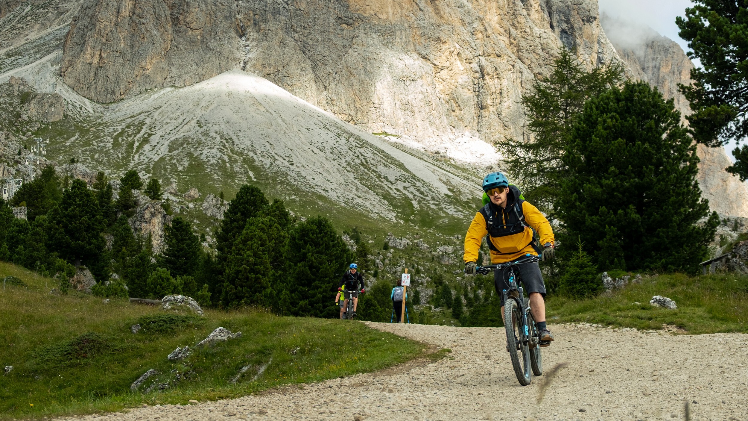 Mountain biker durante una discesa nelle Dolomiti