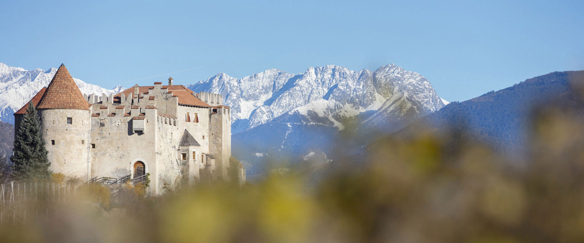 Castello di Castelbello Il castello troneggia davanti alle imponenti cime delle montagne innevate.