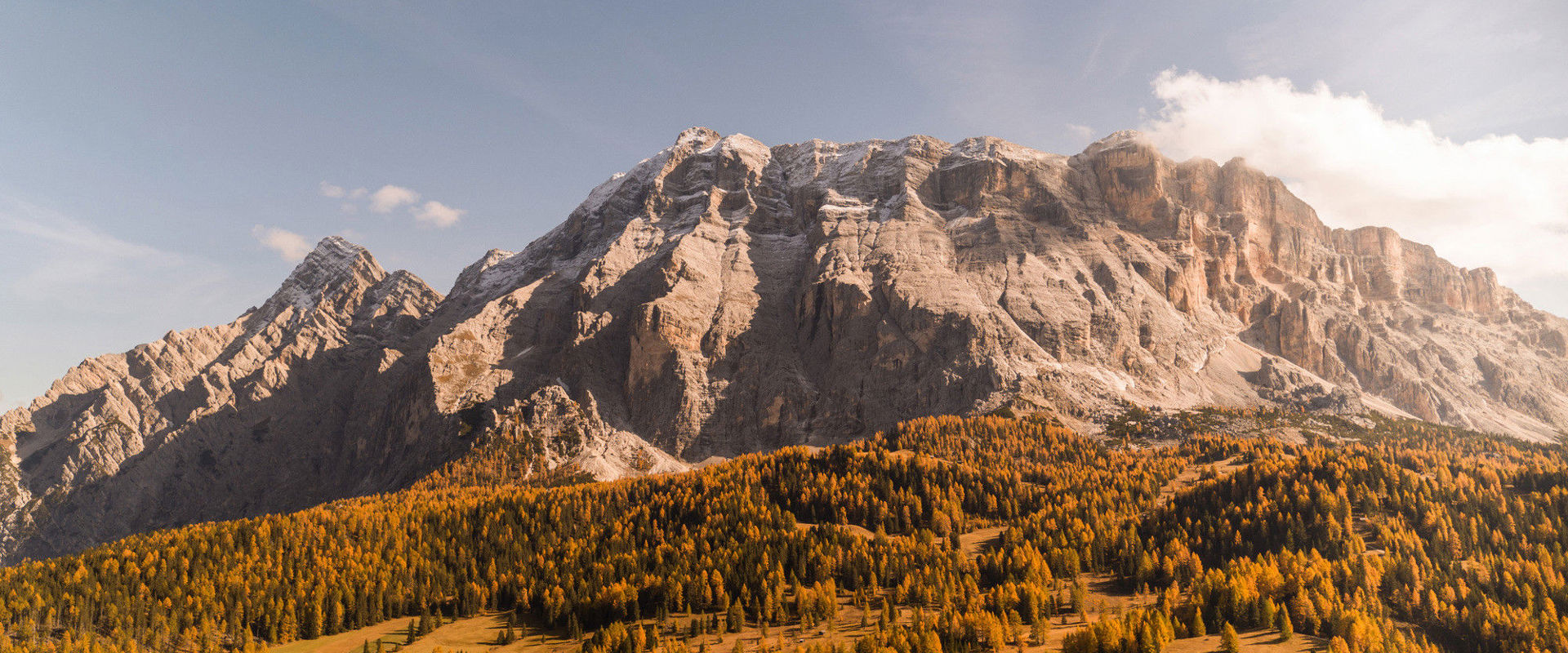 Sasso di Santa Croce e bosco dai colori autunnali.